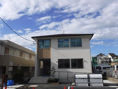 新しくて明るい施設の外観