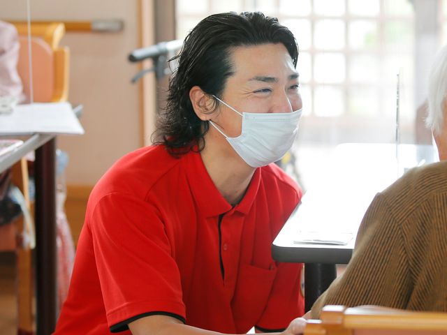 交流の様子 スタッフイメージ 親身な姿勢でコミュニケーションを大切にしています。和やかな雰囲気で安心感を提供します。