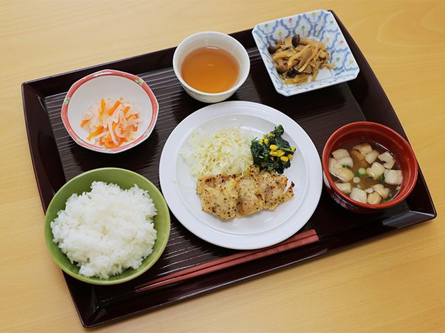 バランスの良い食事 料理 栄養バランスを考えた季節の献立です。彩り豊かで、健康的な食生活を支えます。
