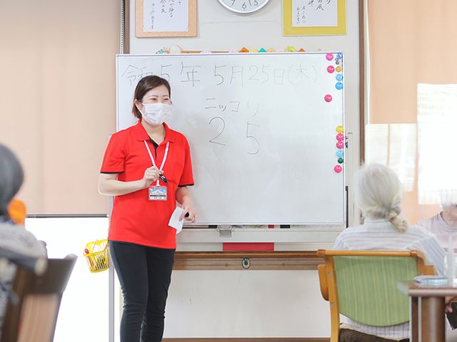 明るい多目的室 多目的室 自然光が差し込む明るい空間で、様々なアクティビティが行われています。様々な活動に参加しやすい環境が整っています。