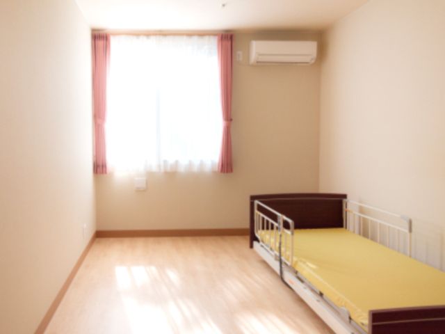清潔感のある居室 居室 清潔で明るい個室で、利用者様の快適な生活をサポート。あなたの優しさを活かせる場所です。