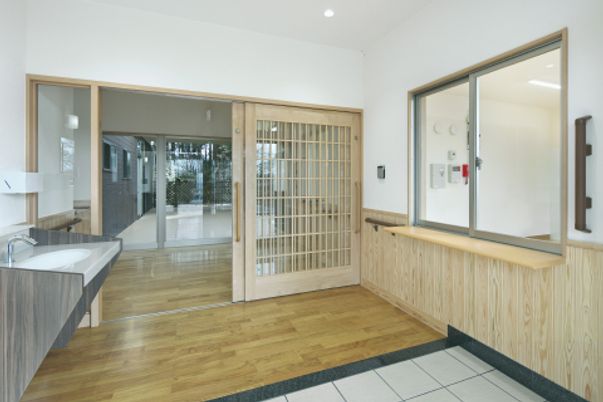 清潔で明るい受付空間