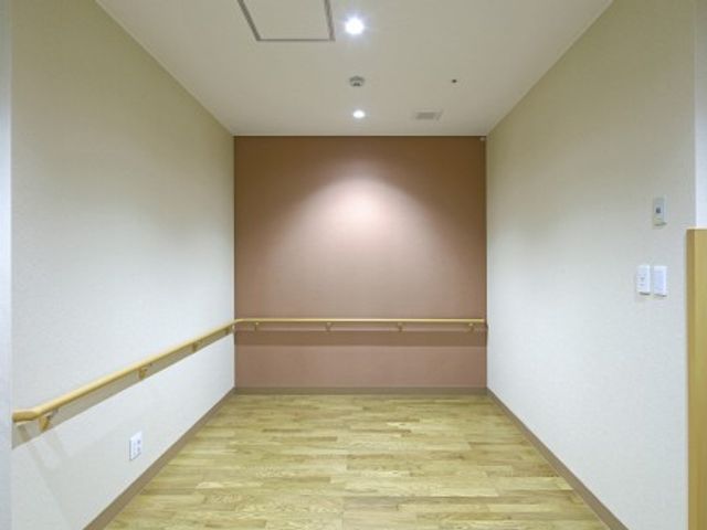 廊下の手すり付き通路