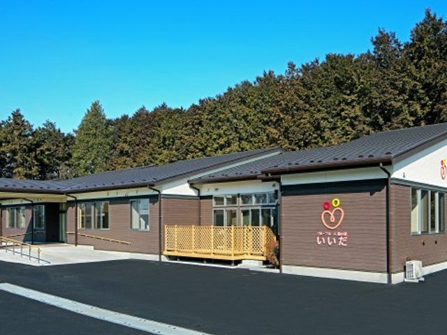 施設の外観 外観   平屋建ての建物で、木のぬくもりを感じる外壁が印象的です。周囲には緑が多く、落ち着いた環境に見えます。