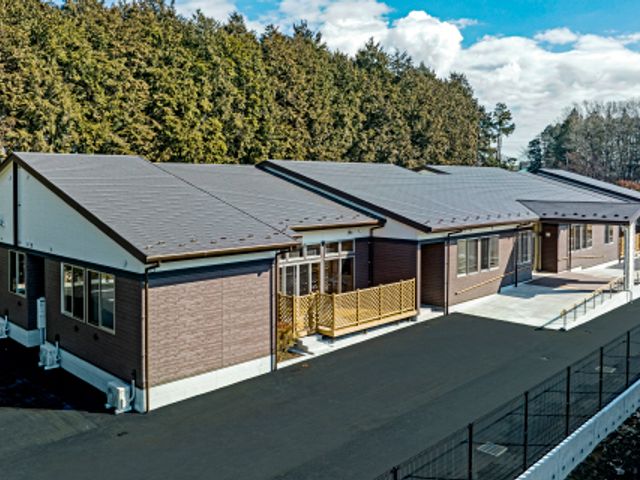 清潔感ある建物の外観 外観 自然に囲まれた清潔な施設で、やりがいのある仕事をしませんか。一緒に働く仲間をお待ちしています。