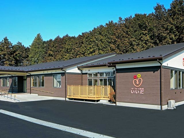 建物外観 外観   木々に囲まれた平屋の建物で、落ち着いた色合いの外壁が印象的です。車寄せやスロープも見え、出入りしやすそうです。