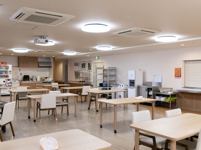 広々とした食堂 ダイニングルーム ゆとりあるダイニングルームは、明るい雰囲気で食事が楽しめ、コミュニケーションの場としても最適です。