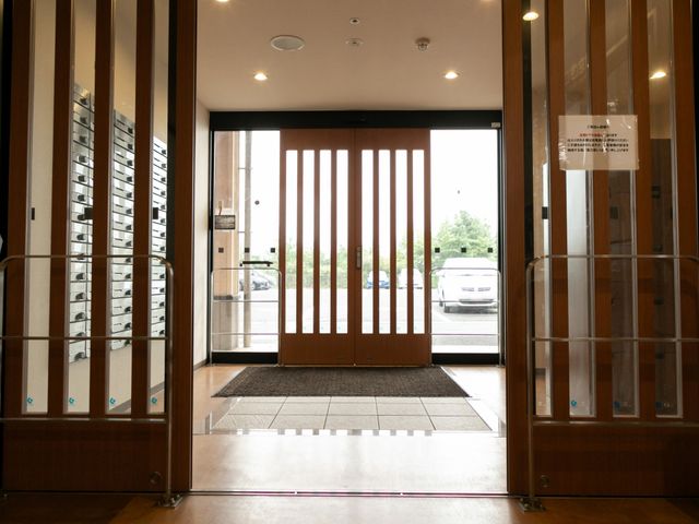 広々としたエントランス エントランス ゆったりと開放的な雰囲気のエントランスです。手すりも設置され、安全に考慮された設計となっております。