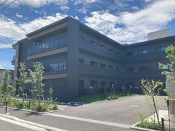 明るい外観の建物