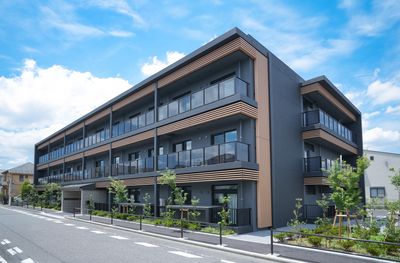 スタイリッシュな施設の外観