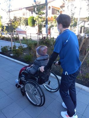 車椅子の利用者とスタッフの様子