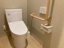 手すり付きのトイレ