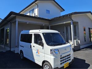 送迎車のある外観  