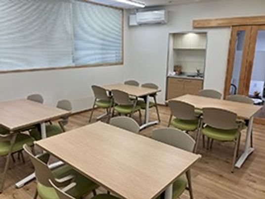 明るい食堂の机配置  