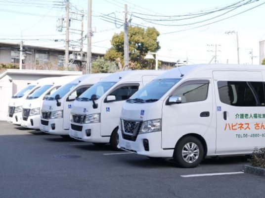 送迎車が並ぶ外観  