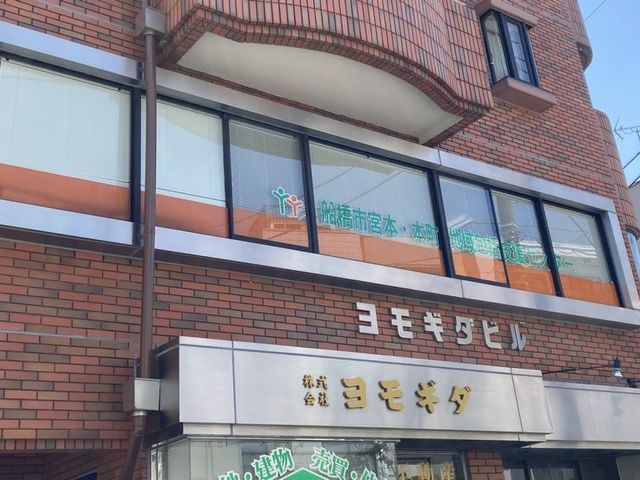 看板がある建物の外観 外観 落ち着いた雰囲気のレンガ調の建物です。静かな環境で働きやすさがあります。