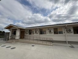 便利な入り口付き建物