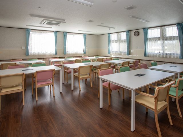 広々とした食堂の様子 食堂 広々と開放的な食堂で、入居者様の楽しい食事のお時間をサポートできる環境があります。