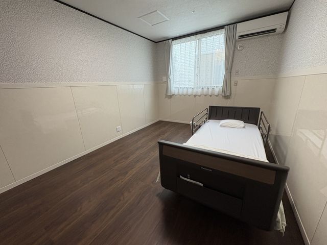 広々とした居室 居室 清潔感があり落ち着けるプライベート空間です。窓から自然光が差し込み、安心して過ごせます。