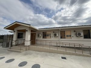 広々とした施設外観