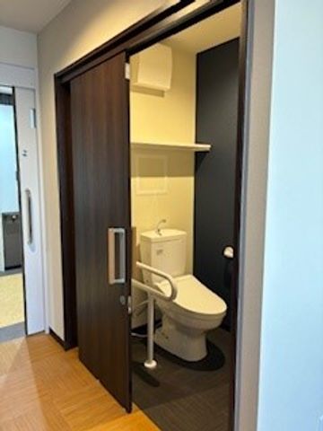清潔感あるトイレ空間 トイレ 清潔で安全を重視したトイレで、入居者様のサポートを行います。