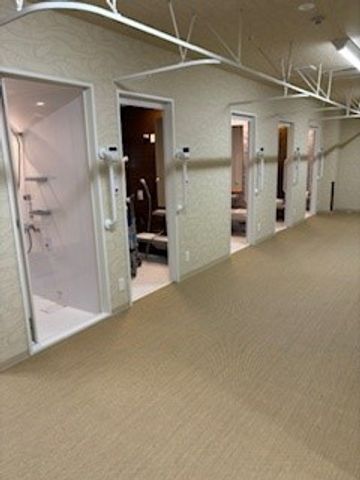 快適な環境の職場廊下 廊下 清潔感があり、落ち着いた雰囲気の廊下が印象的な職場です。あなたの丁寧なケアを活かすことができます。
