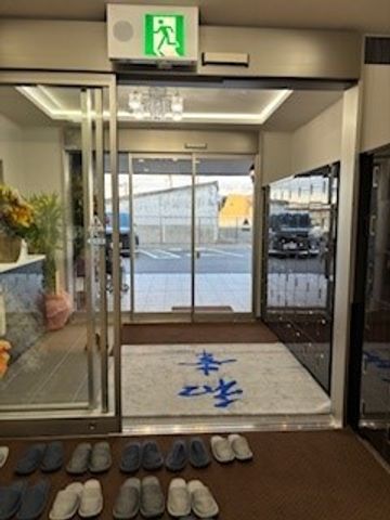 快適な空間のエントランス エントランス 笑顔で迎える、温かみのあるゆとりを感じるエントランスです。