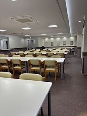 清潔感溢れる食堂スペース