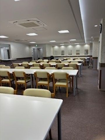 清潔感溢れる食堂スペース 食堂 広く清潔な食堂で、ご入居者様の笑顔あふれる食事のサポートをしませんか。