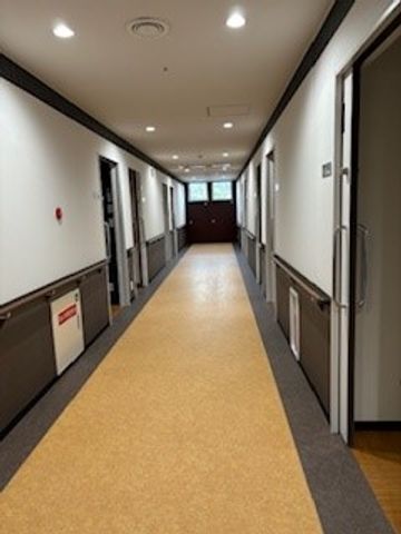 広々とした廊下の仕事場 廊下 ゆったりとした廊下で、快適な勤務環境を提供しています。