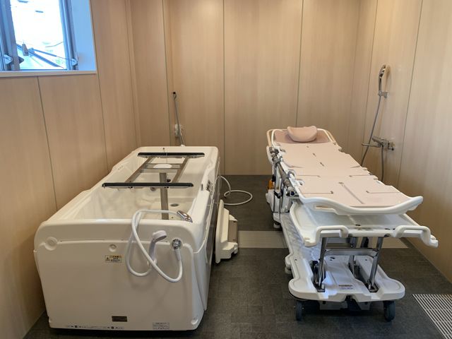 ゆったりとした浴室 浴室 広々とした洗い場と設備の整った入浴設備です。リラックスしてご利用いただけます。