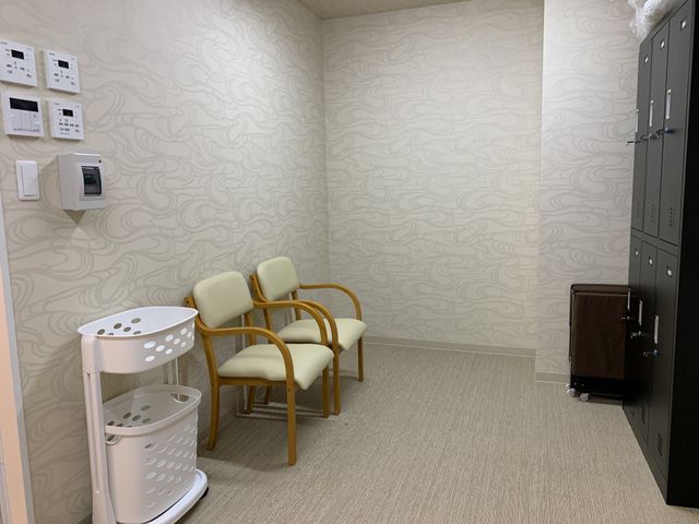 居心地の良い休憩室 休憩室 穏やかな色合いの椅子が配置された落ち着いた雰囲気の休憩スペースです。ゆっくりと寛ぐことができる空間が整えられています。