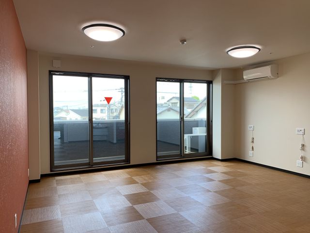 広々とした明るい居室 居室 ゆったりとした空間の個室です。大きな窓と清潔感のある床が心地よい環境を提供します。