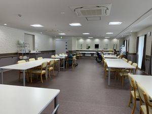 明るく広々とした食堂