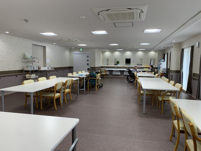 明るく広々とした食堂 食堂 ゆったりした食堂で、皆様が食事を楽しんでいらっしゃいます。テーブルも広く車椅子でも安心です。