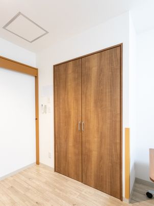 木製ドアのクローゼット