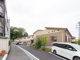落ち着いた建物の外観
