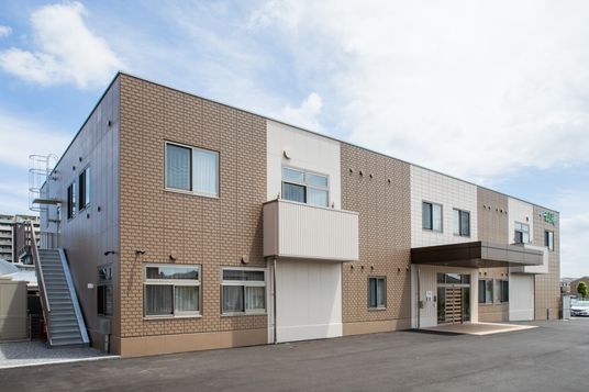 明るい建物外観