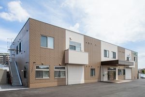 落ち着いた外観の建物