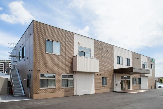 落ち着いた外観の建物