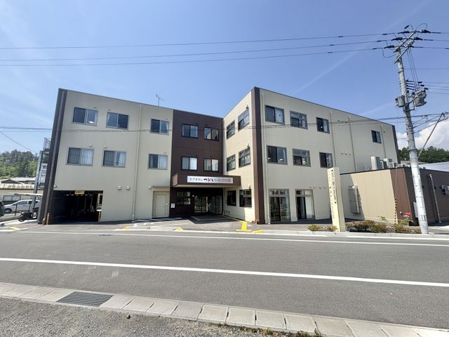 3階建ての施設外観