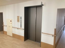 ゆとりある通路のエレベーター