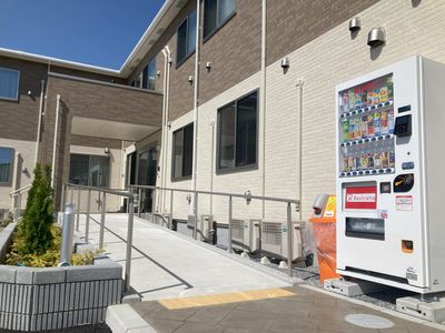 明るい施設のエントランス