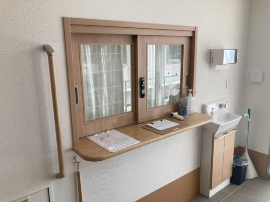 手すり付きの洗面台