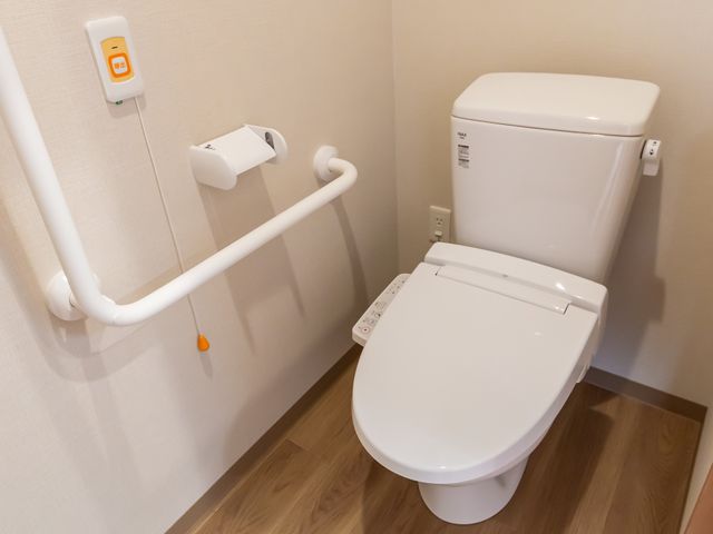 安全設備の整ったトイレ トイレ 安全設備が充実した明るいトイレです。手すりがついており、安心してご利用いただけます。