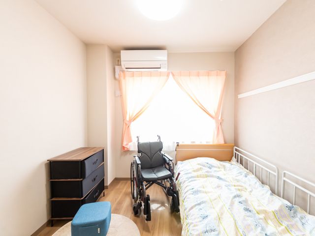 車椅子対応の居室 居室 自然光がたっぷり入る明るい居室です。車椅子での生活も快適に過ごせます。