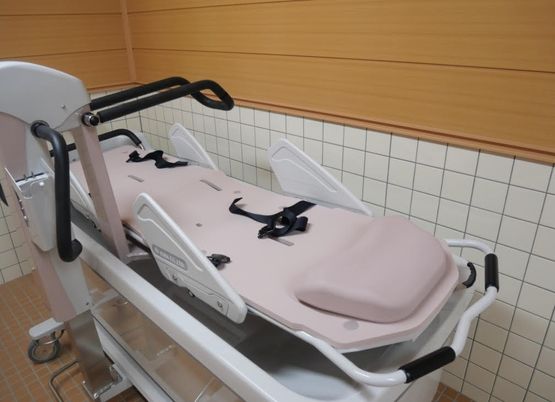 幸せな様子の高齢者中庭