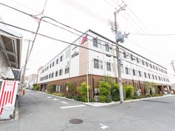 広々とした建物外観