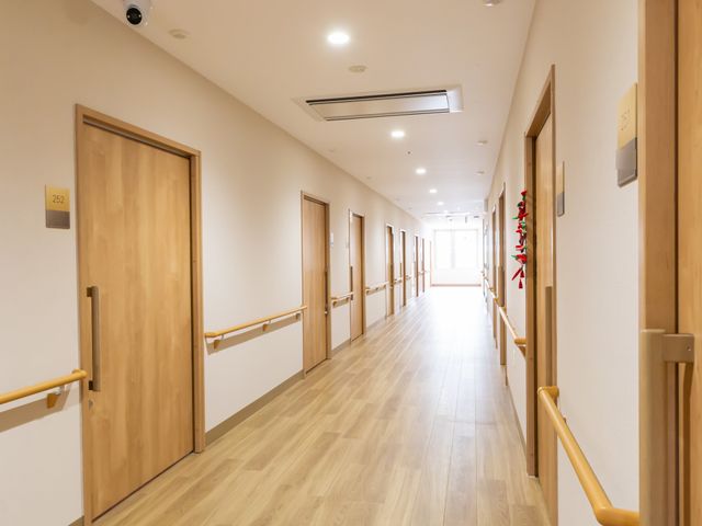 明るい廊下 廊下 自然光が差し込む明るい廊下です。手すりがあり、安全に移動できます。