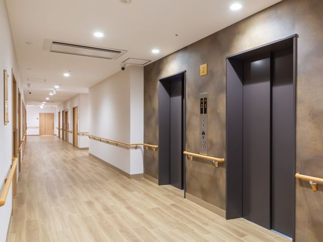 エレベーターのある廊下 廊下 手すりが完備された安全な廊下です。エレベーターが近く、便利に移動できます。